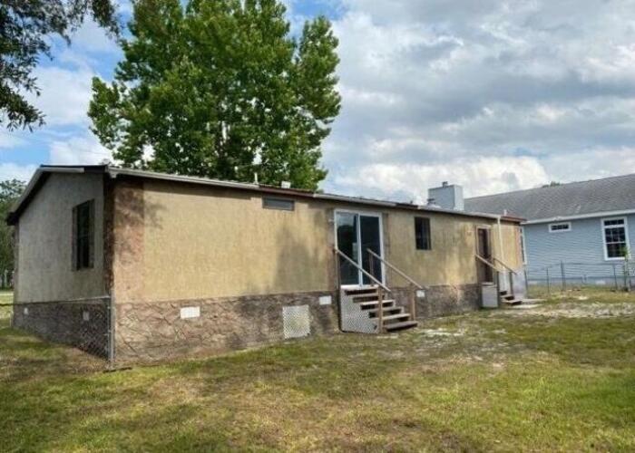 1305 2ND AVE Welaka, FL 32193