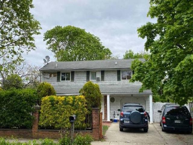 35 LEAF AVE Central Islip, NY 11722