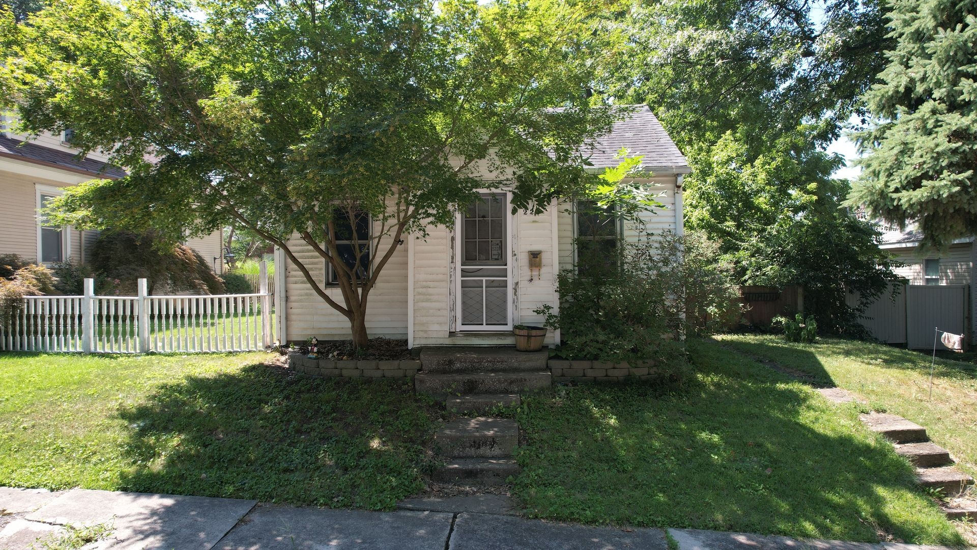 220 W CENTER ST Lebanon, IL 62254