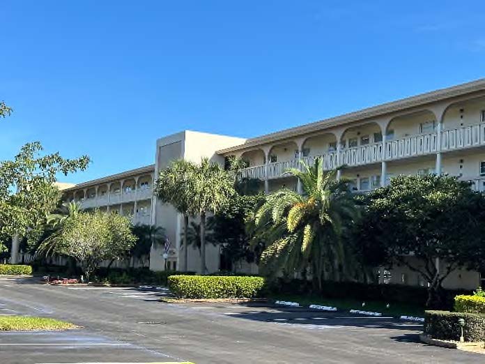 2102 Lucaya Bnd #J4 Pompano Beach, FL 33066