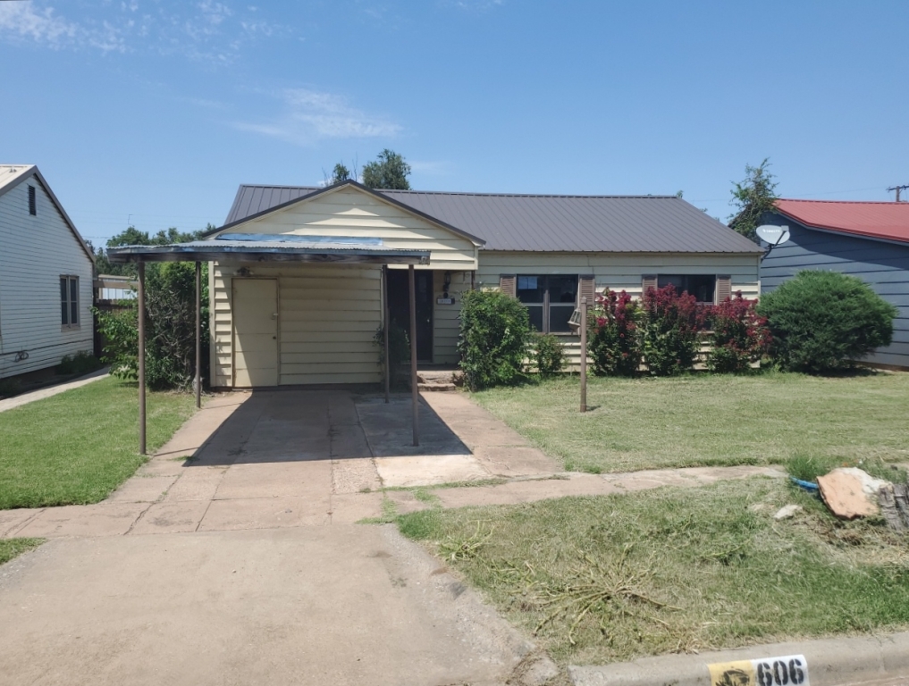 606 E Davis St Tipton, OK 73570