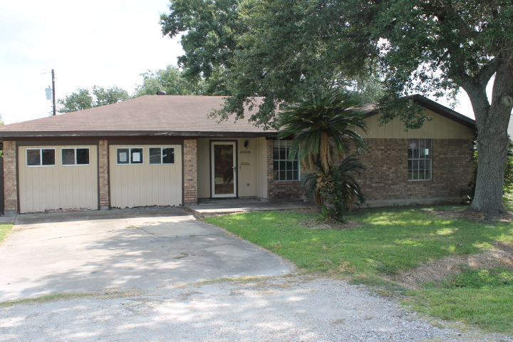 3000 Ash Ave Groves, TX 77619
