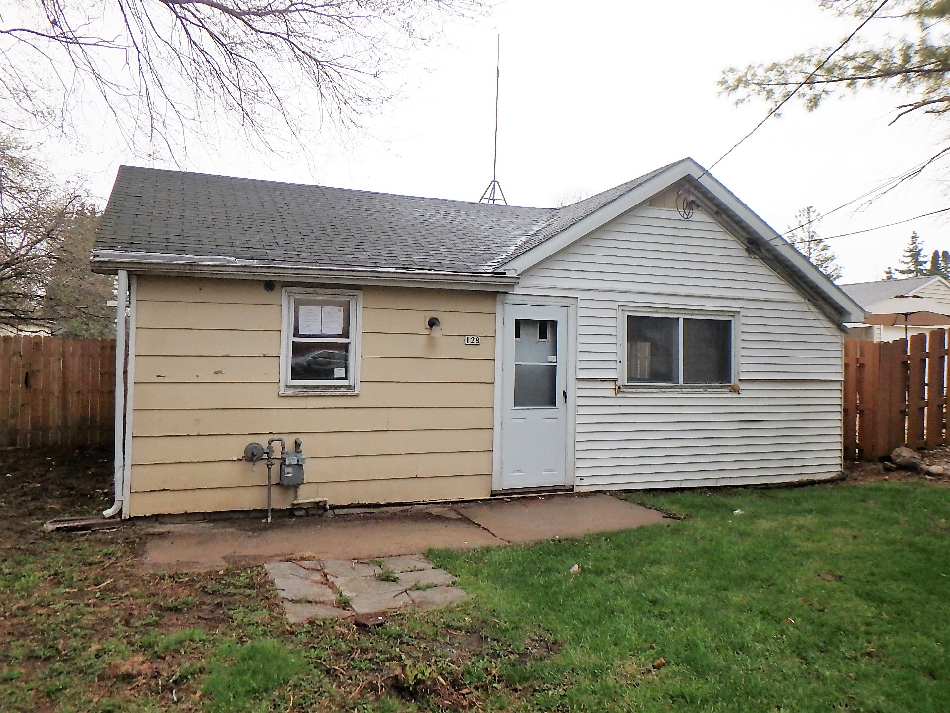 128 W Linwood Ave Oshkosh, WI 54901