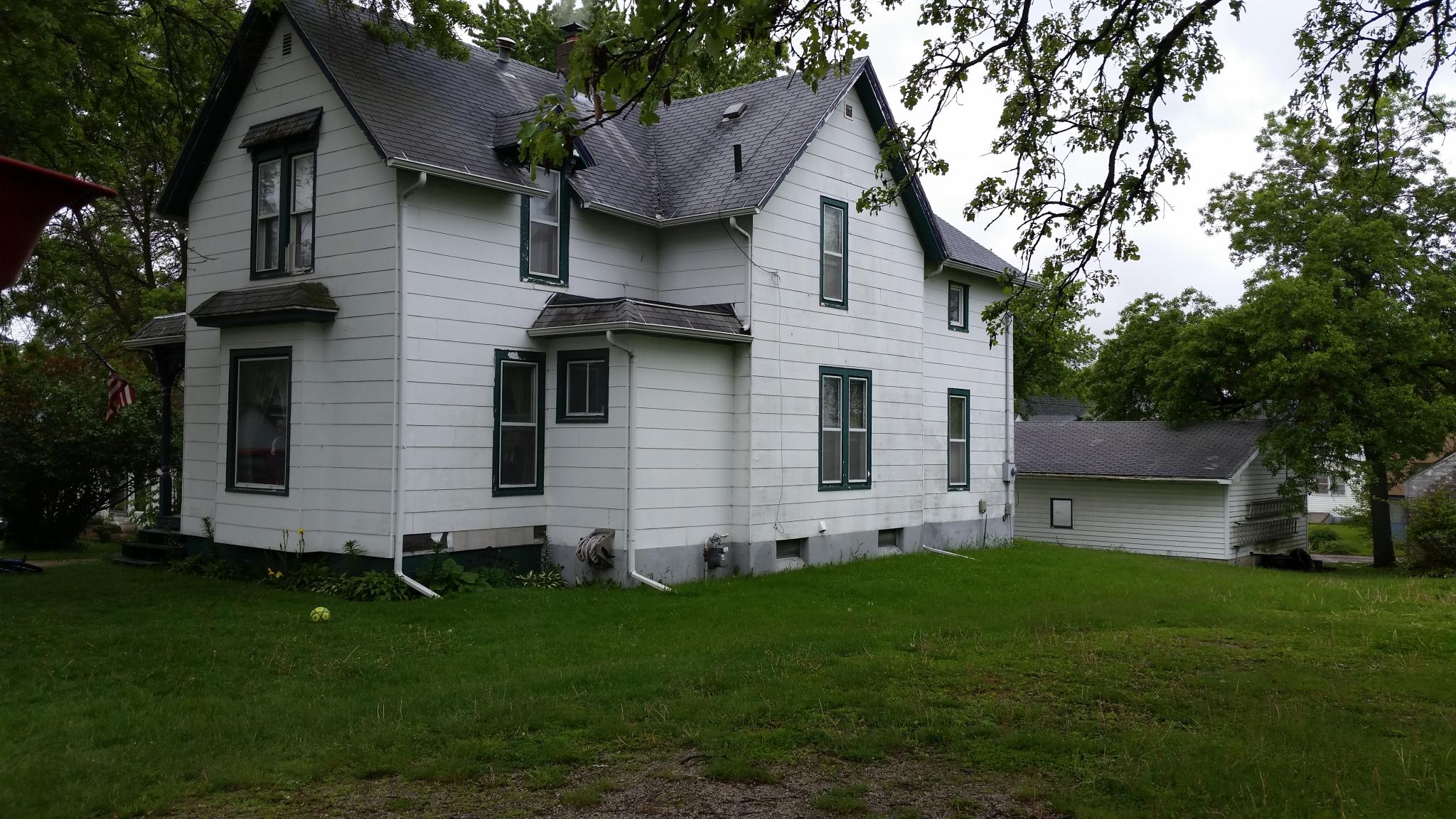 809 6th Ave NE Independence, IA 50644