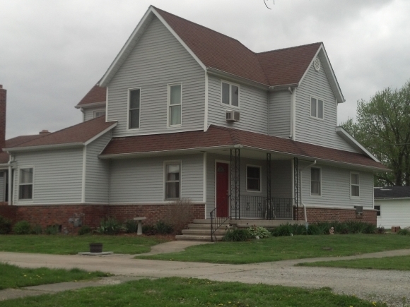 208 N 10th St Altamont, IL 62411