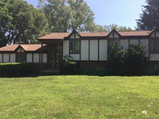 2915 Moraine Dr Brighton, MI 48114