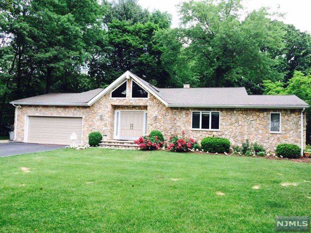 65 Crestwood Dr Glen Rock, NJ 07452