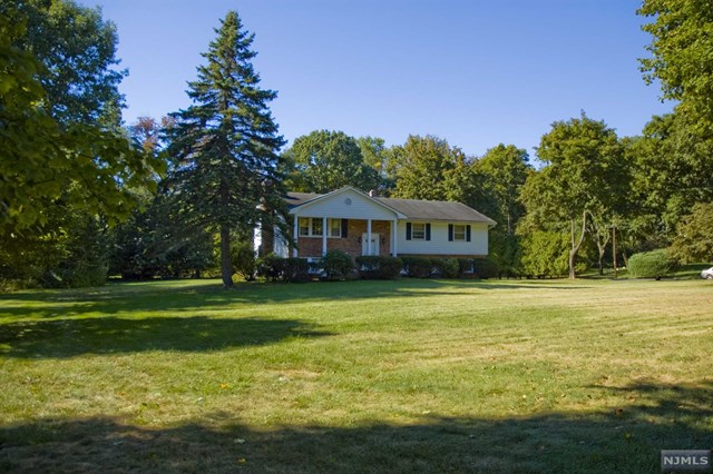8 Hickory Pl Upper Saddle River, NJ 07458