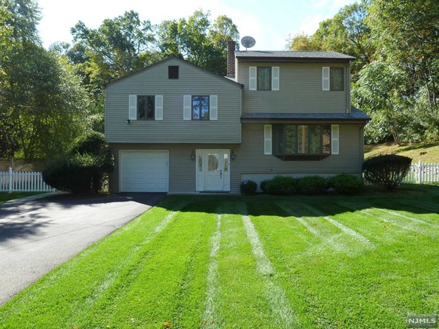 468 Woodbury Dr Wyckoff, NJ 07481