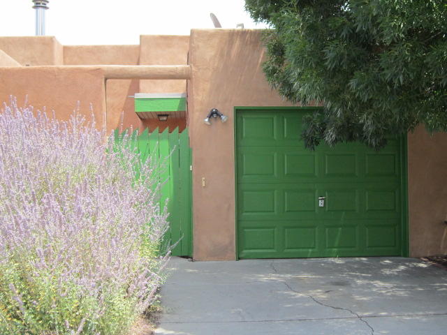 2604 Los Tomases Dr NW Albuquerque, NM 87107