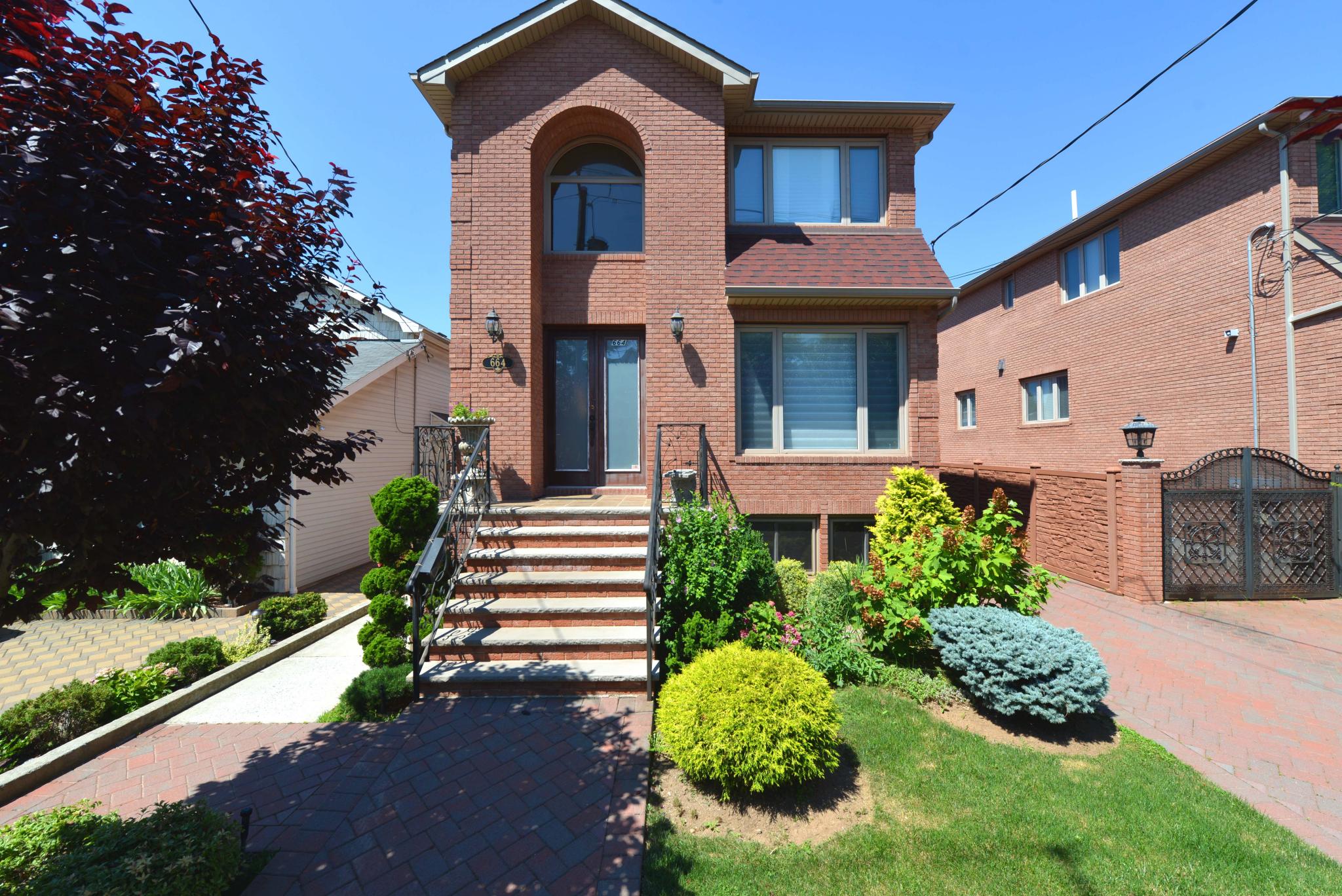 664 Rockaway St Staten Island, NY 10307