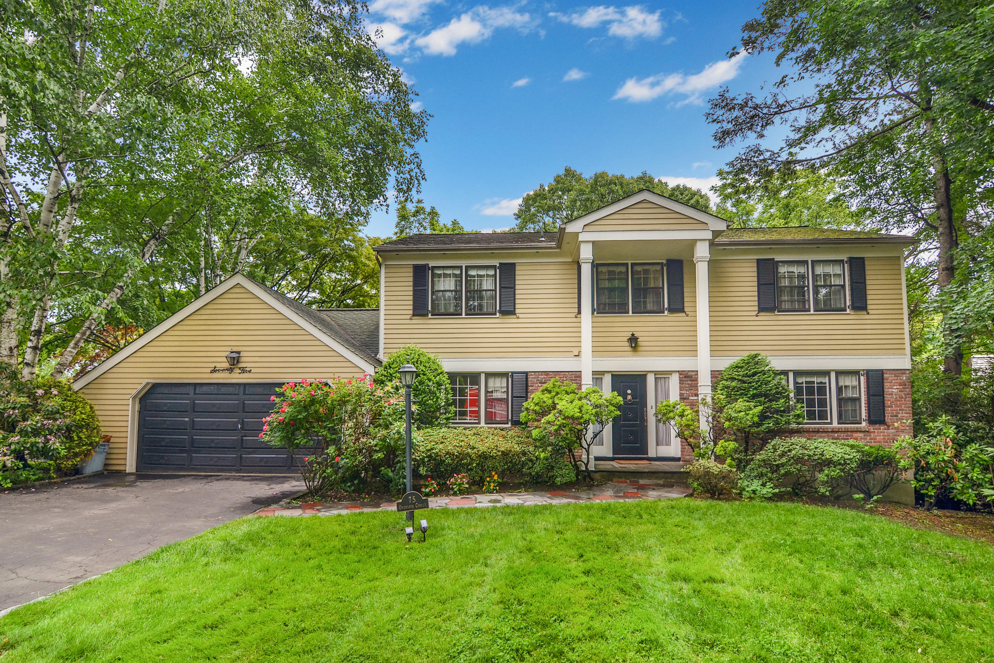 75 Overlook Cir New Rochelle, NY 10804