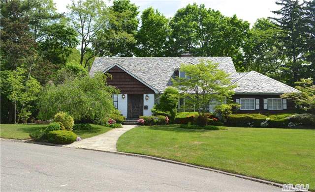 3 Grenfell Dr Great Neck, NY 11020