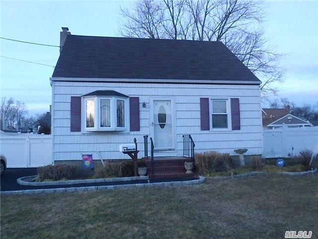 49 Veronica Ln N. Babylon, NY 11703