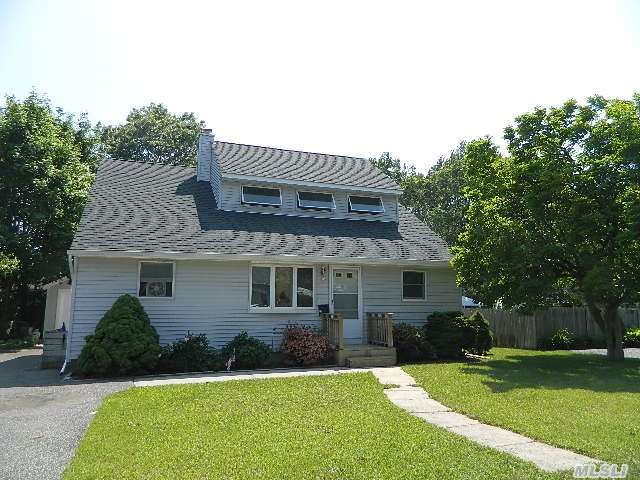 26 Cherubina Ln N. Babylon, NY 11703