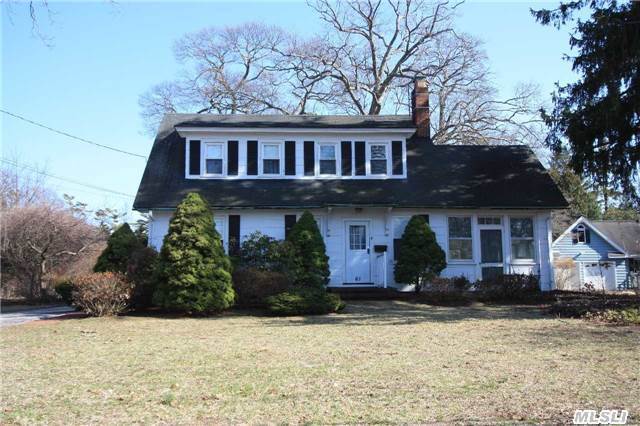 61 Woodland Dr Brightwaters, NY 11718