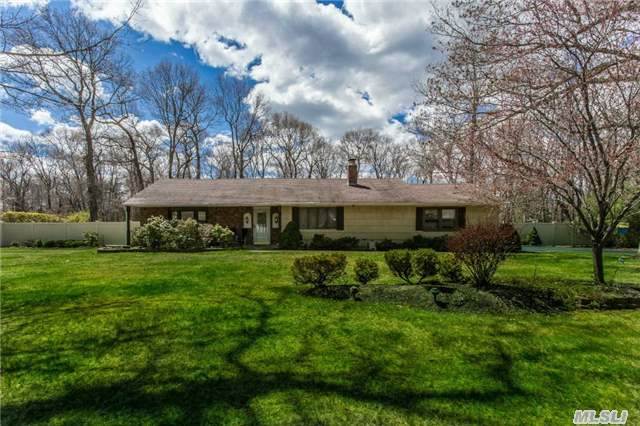 16 Country View Ln East Islip, NY 11730