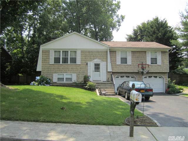 8 Phyllis Ct Kings Park, NY 11754