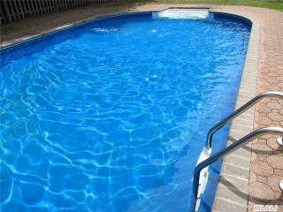 36 Meyer Ln Medford, NY 11763