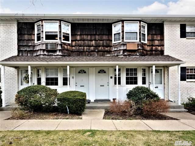 39-09 Wilshire Ln Oakdale, NY 11769