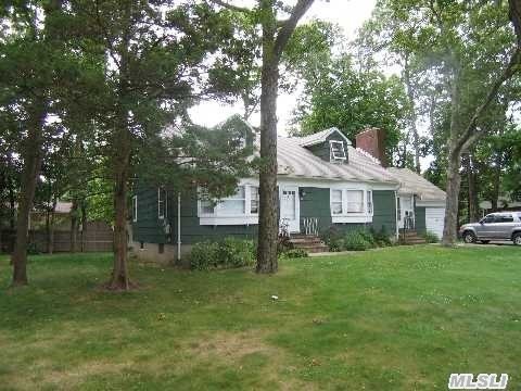 117 Connetquot Dr Oakdale, NY 11769