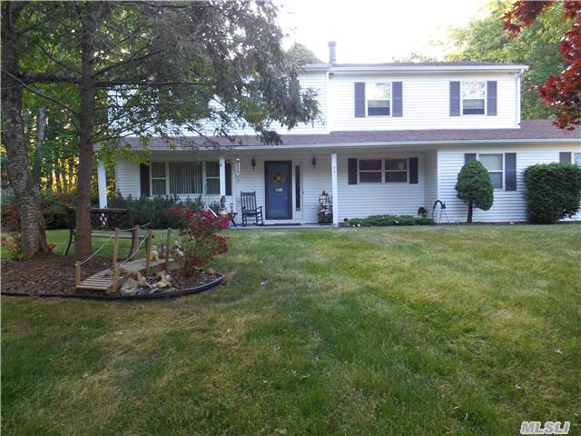 49 Eason Dr Ridge, NY 11961