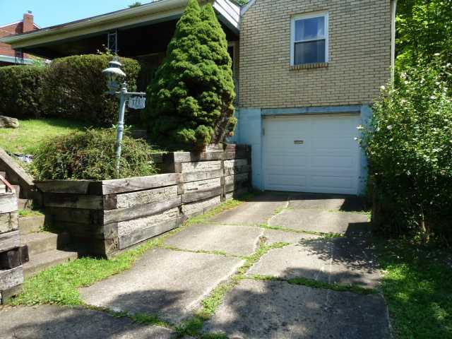 171 Briarwood Dr Pittsburgh, PA 15235