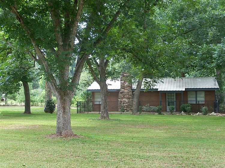 230 COUNTYROAD 2257 Cleveland, TX 77327