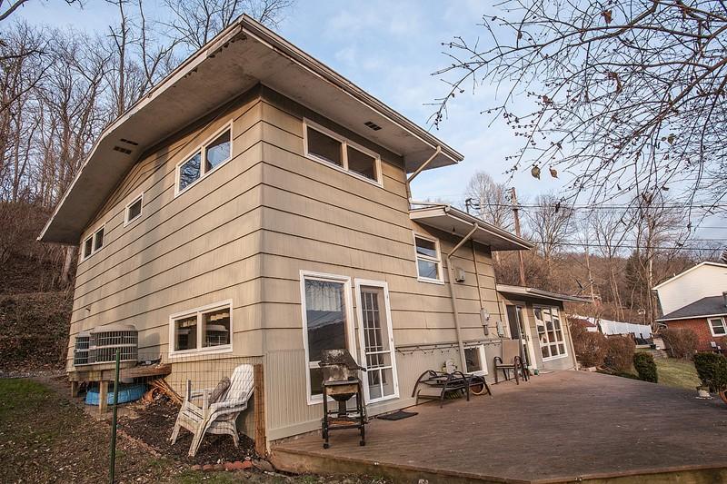 17 Stratford Rd Wheeling, WV 26003
